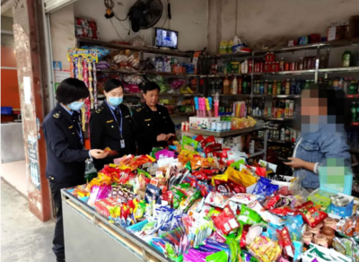 向未成年人销售低俗食品？严查食品销售乱象！
