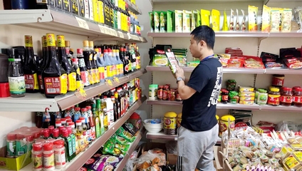 严把流通关口 守护舌尖安全——奇峰镇组织开展流通领域食品安全专项检查